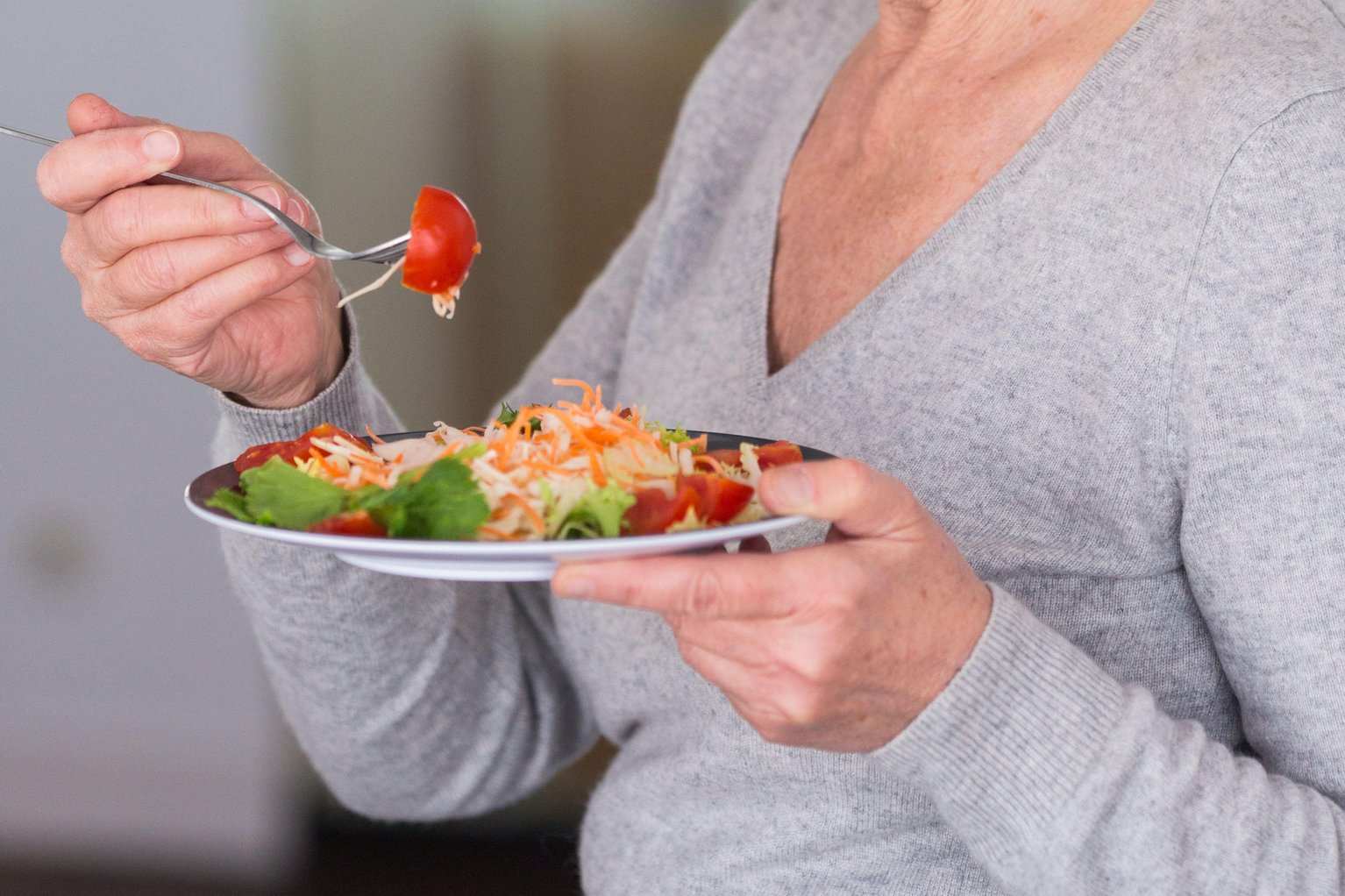 Питание после 45. Питаться. Аппетит к обсуждению. Нет аппетита после 50 лет. Woman eats a Salad Plate.
