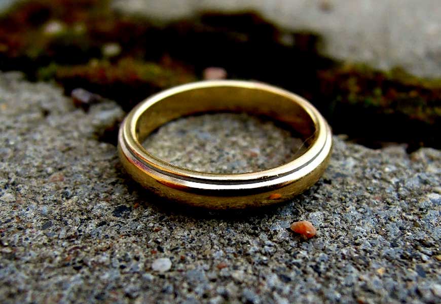 Золотое кольцо оставляет черные следы. Кольцо ржавеет. Почерневшее золото. Потемневшее кольцо. Золотые поржавевшие кольца.