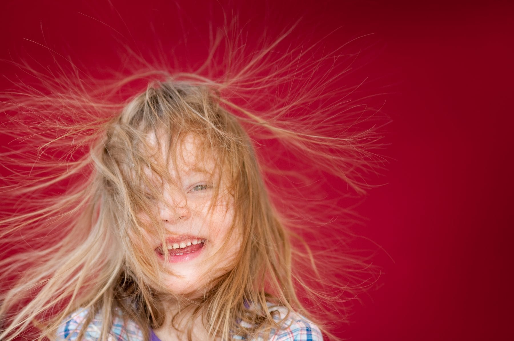 Сильно магнитятся волосы. Девочка с наэлектризованными волосами. Электризация волос. Статическое электричество волосы. Волосы электризуются.