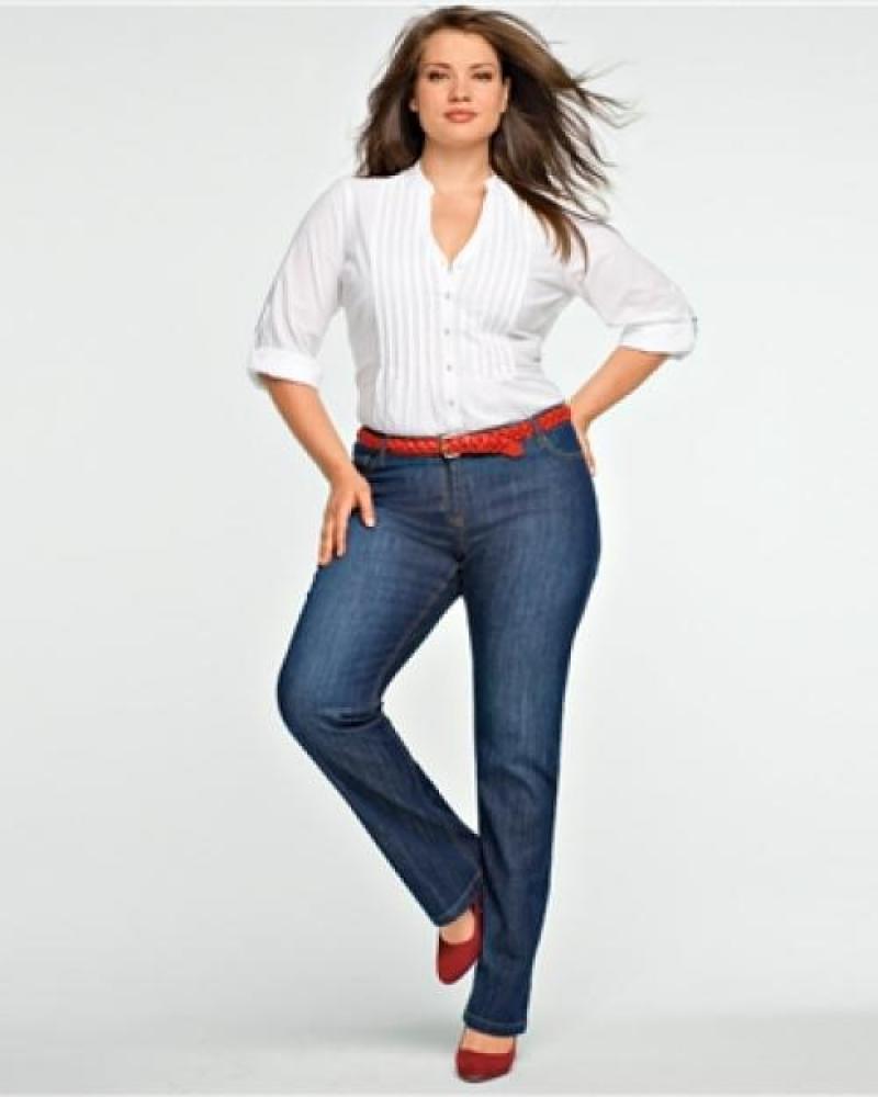 С чем носить широкие джинсы полным женщинам
