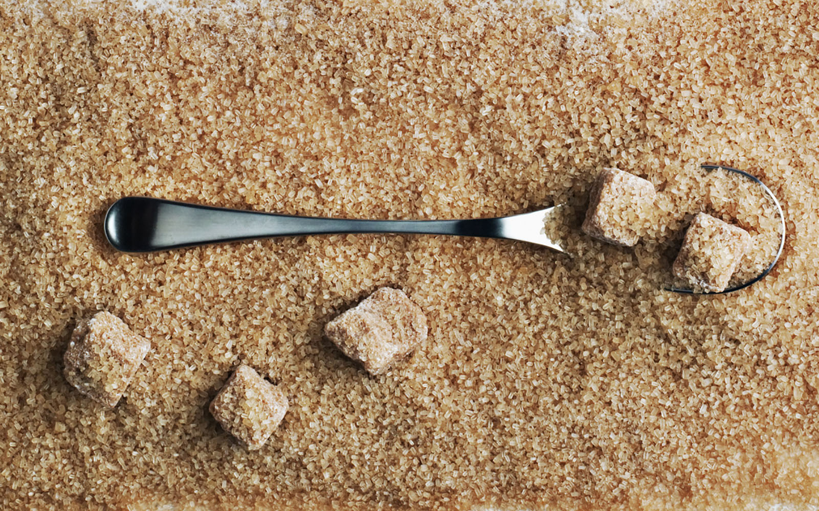 Коричневый сахар из чего. Сахар и тростниковый сахар. Тростниковый Сырец. Тростниковый сахар песок. Тростниковый песок.